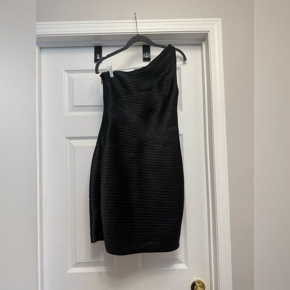 Women's BCBG MAXAZRIA Black One Shoulder Bodycon Cocktail Party Dress Size 6 - Picture 4 of 5